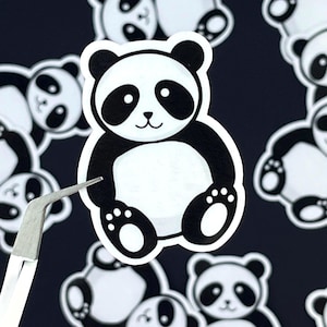 Adesivo con panda disegnato a mano - Vinile resistente all'acqua, decalcomania con animali selvatici, per laptop, borraccia, resistente ai graffi, durevole