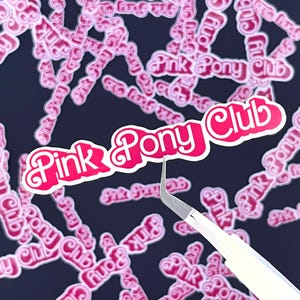 Adesivo Pink Pony Club con font divertente - Vinile resistente all'acqua, antigraffio, divertente per laptop, borraccia, custodia per telefono