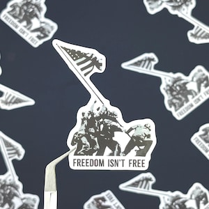 Sticker drapeau américain soldat - « La liberté n'est pas gratuite » - Sticker patriotique en vinyle - Sticker commémoratif militaire pour ordinateur portable, bouteille d'eau, casque de protection