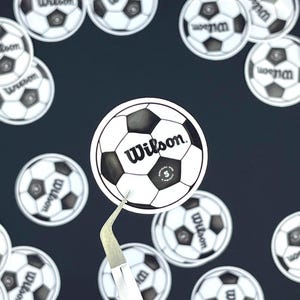 Handgetekende voetbalsticker – waterbestendig vinyl, sportsticker, laptop, bidon, krasbestendig, duurzaam