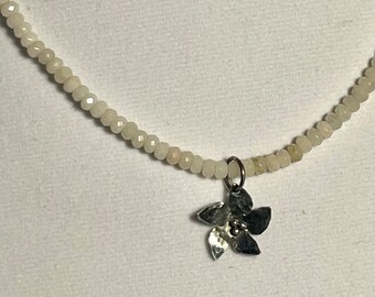 Collier de perles de jade blanc, pendentif fleur en argent sterling, bohème chic