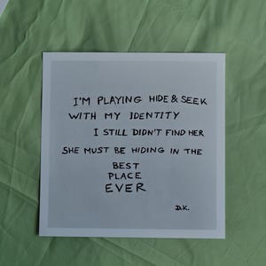 Poesia originale manoscritta 'HIDE & SEEK', stampata su carta fotografica di alta qualità.