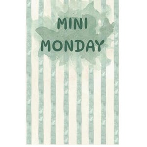 Op de afbeelding: Een rechthoekige kaart met een verticaal streeppatroon in licht saliegroen en gebroken wit. Gecentreerd op de kaart bevindt zich een zachte, aquarelachtige saliegroene vlek met de donkergroene tekst MINI MONDAY in een afgerond lettertype.