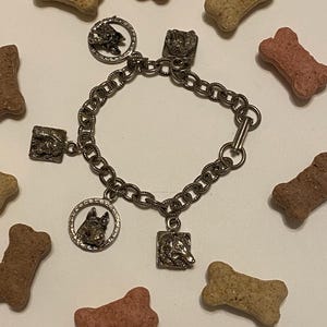 Pulseira de pingente para amantes de cães em tom prateado de 7,5”