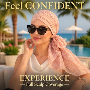 Può includere: Un copricapo color pesca con un sottile motivo geometrico bianco, caratterizzato da una parte anteriore arricciata e un lungo laccio laterale fluido. Il testo "Feel CONFIDENT" e "EXPERIENCE Full Scalp Coverage" è sovrapposto in lettere dorate.