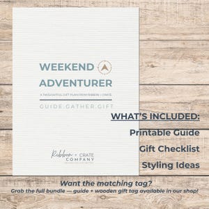 Könnte beinhalten: Ein weißes Papier mit türkisfarbenem Text, darunter "Weekend Adventurer" und "Guide. Gather. Gift". Die Worte "What's Included" leiten eine Liste ein: Druckbare Anleitung, Geschenk-Checkliste und Styling-Ideen. Das Logo von Ribbon + Crate Company ist ebenfalls sichtbar.