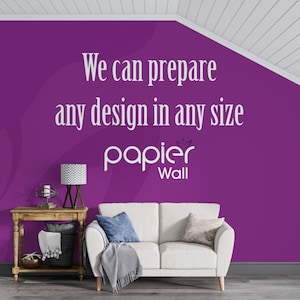 Pode incluir: Uma parede roxa com o texto "We can prepare any design in any size papier Wall". Um sofá branco com almofadas azuis e bege está em frente à parede. Uma mesa de madeira com uma lâmpada e uma cesta está à esquerda.