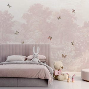 Könnte beinhalten: Ein Schlafzimmer in Rosa- und Grautönen. Das Bett ist der Mittelpunkt, mit einem rosa Kopfteil, Bettwäsche und einem grauen Sockel. Ein weißes Hasenplüschtier und Kissen liegen auf dem Bett. Die Wand zeigt ein Wandbild mit Bäumen und Schmetterlingen.