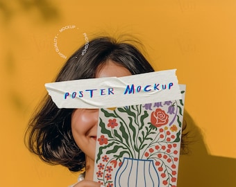 Könnte beinhalten: Ein farbenfroher Kunstdruck mit Blumen in einer Vase und dem Text "POSTER MOCKUP" auf einem Klebeband. Der Druck hat rote, weiße und blaue Akzente. Der Hintergrund ist einfarbig gelb.