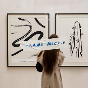 Op de afbeelding: Twee zwarte ingelijste minimalistische kunstprints hangen aan een witte muur. De print aan de linkerkant heeft zwarte abstracte lijnen op een witte achtergrond. De print aan de rechterkant heeft een zwart-witte lijntekening van een cactus met bloemen. De tekst "Minimalist Collection" is onder de abstracte print gedrukt. De tekst "FRAME MOCKUP" is gedrukt op een wit stuk tape over de prints.
