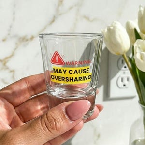 Lustiges Oversharing-Schnapsglas: Girls Night Out, College-Party, Bachelorette Party Favors