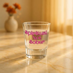 Witziges Schnapsglas: Spirituell Not Sober - Junggesellinnenabschied Geschenk