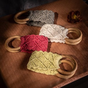Puede incluir: Cuatro asas de macram&eacute; para bolsos en gris, blanco, rojo y verde. Cada asa presenta un anillo de madera y un dise&ntilde;o de macram&eacute; tejido. Ideales para proyectos de bricolaje o para dar un toque &uacute;nico a los bolsos.