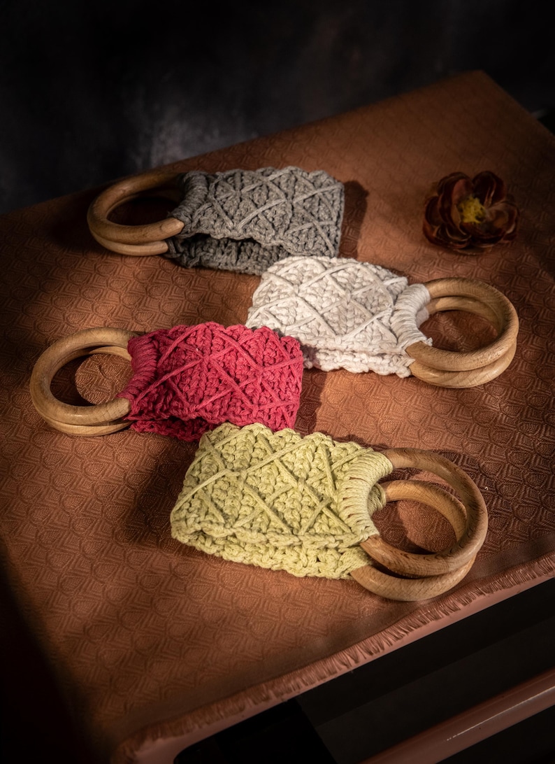 Puede incluir: Cuatro asas de macram&eacute; para bolsos en gris, blanco, rojo y verde. Cada asa presenta un anillo de madera y un dise&ntilde;o de macram&eacute; tejido. Ideales para proyectos de bricolaje o para dar un toque &uacute;nico a los bolsos.