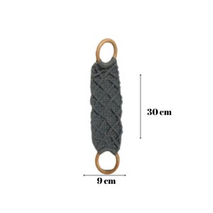 Puede incluir: Un estropajo de ba&ntilde;o tejido gris oscuro con asas de madera. El estropajo mide 30 cm de largo y 9 cm de ancho. El dise&ntilde;o tejido es visible y las asas de madera son circulares.