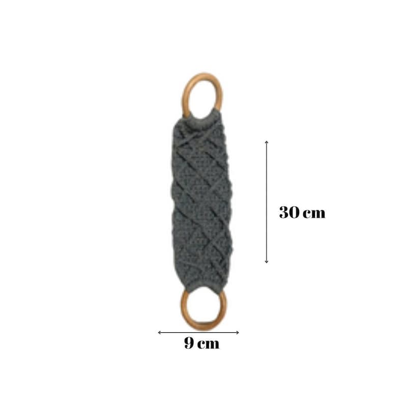 Puede incluir: Un estropajo de ba&ntilde;o tejido gris oscuro con asas de madera. El estropajo mide 30 cm de largo y 9 cm de ancho. El dise&ntilde;o tejido es visible y las asas de madera son circulares.