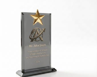 Puede incluir: Una placa de reconocimiento rectangular de cristal gris con una estrella dorada en la parte superior y un logotipo metálico de un globo terráqueo con una flecha. El texto dice: Mr. John Smith, In recognition of 10 Years of Dedicated Service and Excellence at Apex Global, 2024.