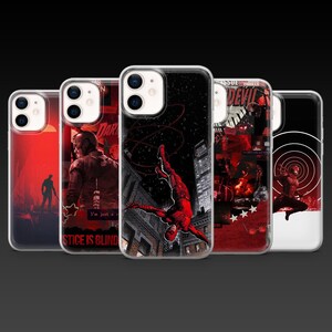 Peut inclure: Une collection de cinq coques de téléphone avec des illustrations de style bande dessinée. Les coques présentent une palette de couleurs rouge et noir avec des illustrations d'un super-héros en action, de paysages urbains et de cases de bande dessinée.