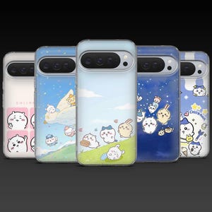 Puede incluir: Cinco fundas para teléfono con diseños de dibujos animados coloridos. Cada funda presenta una ilustración diferente, incluyendo personajes lindos, paisajes y la palabra "CHIIKAWA". Las fundas tienen un borde transparente y un recorte para la cámara.