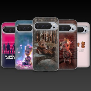 Puede incluir: Una colección de fundas para teléfonos con el personaje Groot de Guardianes de la Galaxia. Las fundas muestran varias imágenes de Groot, incluyendo una escena de bosque, un diseño floral y la frase "I Groot."