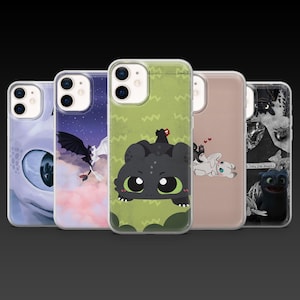 Può includere: Cinque custodie per telefono con disegni di draghi. Le custodie presentano illustrazioni di draghi, tra cui un drago nero su sfondo verde, un drago bianco e una silhouette di drago contro un cielo notturno.