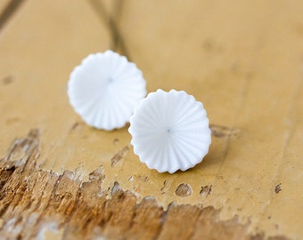 Fleur de verre vintage sur fil - Perle de fleur de verre cannelé blanc sur fil - Têtes de fil intégrées Japon Cherry Brand 15mm pour la fabrication de bijoux
