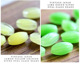 Vintage Japan Glasperlen - Gelbe und grüne Glasperlen - Zitronengelbe Chiffon Givre - Lindgrüne ovale Glasperlen 14mm zur Schmuckherstellung