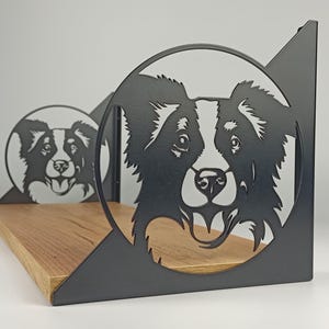 Könnte beinhalten: Schwarze Metall-Halterungen für Regale mit Hundemotiv und einem Holzregal. Die Halterungen zeigen ein ausgeschnittenes Design eines Border Collie-Gesichts. Das Holzregal hat eine hellbraune Farbe. Das Design ist modern und für die Heimdekoration von Tierliebhabern geeignet.