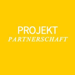 Könnte beinhalten: Ein leuchtend gelber Hintergrund mit dem weißen Text "PROJEKT PARTNERSCHAFT". Der Text ist zentriert und in einer serifenlosen Schriftart. Das Bild ist einfarbig mit Text.