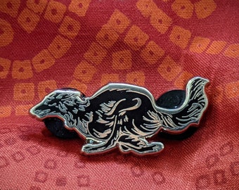 Running Noella - Seiden Windhund Emaille Pin in schwarz und silber mit Nickel niedliche kleine Anstecknadel