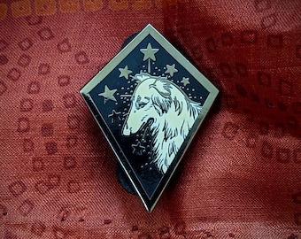 Diamonds and Stars - Art Deco Seiden Windhund Emaille Pin in schwarz, creme und silber mit Nickel eleganter kleiner Anstecknadel