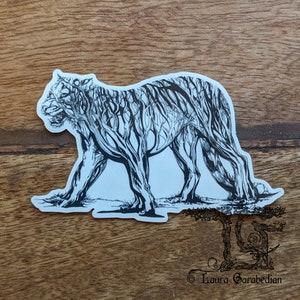 Puede incluir: Ilustración en blanco y negro de un tigre hecho de ramas de árboles. El tigre camina hacia adelante con la cabeza girada hacia un lado. El fondo es blanco.