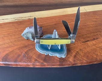 Vintage 1958–1960 Queen Stockman Pocket Knife – Yellow Delrin Handles – Three Blade USA Made Traditional Knife