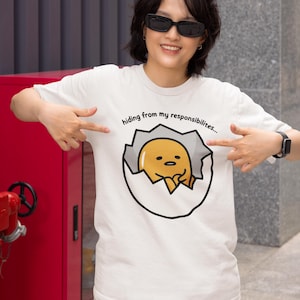 Camiseta gráfica divertida de Lazy Egg – Camiseta unisex «Escondiéndome de mis responsabilidades» – Bonita camiseta de algodón – Regalo de estética anime kawaii