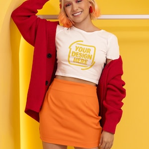 カスタムレディースクロップTシャツ - パーソナライズされたグラフィックTシャツ、ユニークなデザイン、レディースファッショントップス、カスタムクロップシャツ、トレンディなクロップトップ