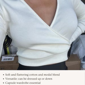 Puede incluir: Top blanco de manga larga con cuello en V profundo. Mezcla de algod&oacute;n y modal suave y favorecedora. Vers&aacute;til: se puede vestir para arriba o para abajo. Esencial de vestuario c&aacute;psula. Tejido de la m&aacute;s alta calidad. Hecho en los Estados Unidos.