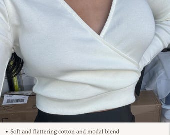 Puede incluir: Top blanco de manga larga con cuello en V profundo. Mezcla de algodón y modal suave y favorecedora. Versátil: se puede vestir para arriba o para abajo. Esencial de vestuario cápsula. Tejido de la más alta calidad. Hecho en los Estados Unidos.