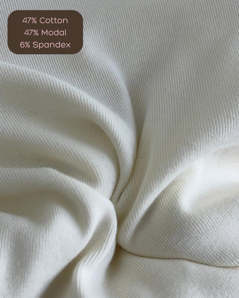 Puede incluir: Primer plano de una tela blanca de canal&eacute; con el texto "47% Algod&oacute;n 47% Modal 6% Spandex".