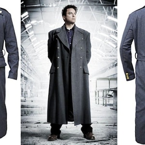 Puede incluir: Un abrigo largo de lana gris con doble botonadura, botones dorados y cinturón a juego. El abrigo tiene un diseño clásico de inspiración militar, con cuello alto y charreteras. El abrigo es largo hasta el suelo.