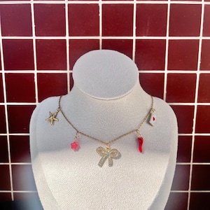 Collier doré à charms uniques – Étoile de mer, nœud strass, piment porte-bonheur, carte poker, perle rose – Chaîne 45+6 cm réglable