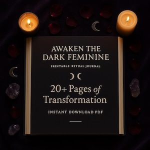 Könnte beinhalten: Ein schwarzes und goldenes druckbares Tagebuch mit dem Text "Awaken the Dark Feminine" und "Printable Ritual Journal". Das Tagebuch enthält auch den Text "20+ Pages of Transformation" und "Instant Download PDF". Das Tagebuch ist von Kerzen, Kristallen und Rosenblättern umgeben.
