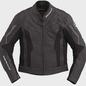 以下が含まれることがあります： BMW Motorradのロゴが入った黒いオートバイ用ジャケット。袖と胸にロゴがあります。スタンドカラー、ジッパー付きカフス、保護パネルを備えています。耐久性のある素材で作られています。