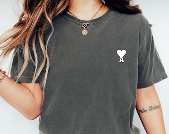Minimalistisches Herz Initial T-Shirt: Benutzerdefiniertes Monogramm
