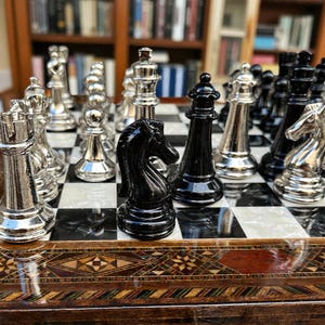 Handgefertigtes eingelegtes Holzschachset | Metallteile, Farben anpassbar