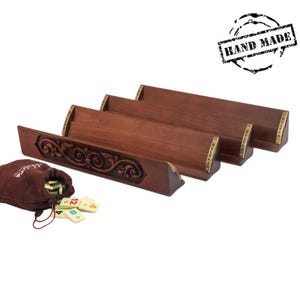 Juego de Rummikub artesanal con soportes de madera maciza. Ideal para viajes. Un divertido regalo para una noche de juegos en familia.