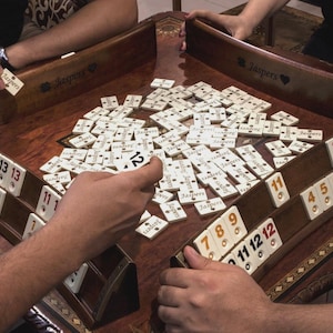 Juego de fichas de Rummikub de lujo hecho a mano con soportes de madera maciza. Juego familiar de cubo de rummy con estuche. Regalo de Navidad para papá, adultos y amigos.