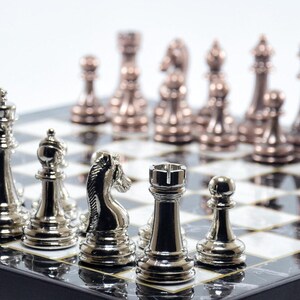 Handgefertigtes gewichtetes Metall Schachspiel | Marmor Design, Eingebaute Aufbewahrung