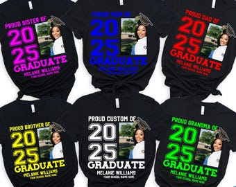 Maglietta per la laurea di una famiglia orgogliosa, Magliette personalizzate per la famiglia di laureati, Maglietta per il diploma 2025, Regalo di laurea personalizzato, Mamma orgogliosa di un diplomato del 2025