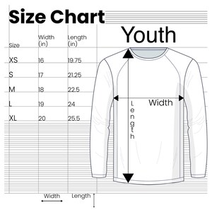 Op de afbeelding: Een maattabel voor kinderkleding, met afmetingen in inches. De tabel bevat maten XS tot XL, met details over de breedte- en lengtematen. Er is een wit shirt met lange mouwen afgebeeld.
