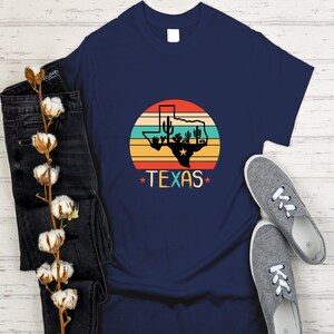 Texas Shirt, Zustand Png, trendiges Texas png, Texas Grafik-T-Shirt, Geschenk für Texas, Texas Karte Shirt, Vintage Texas Shirt, Gürteltier und Kaktus